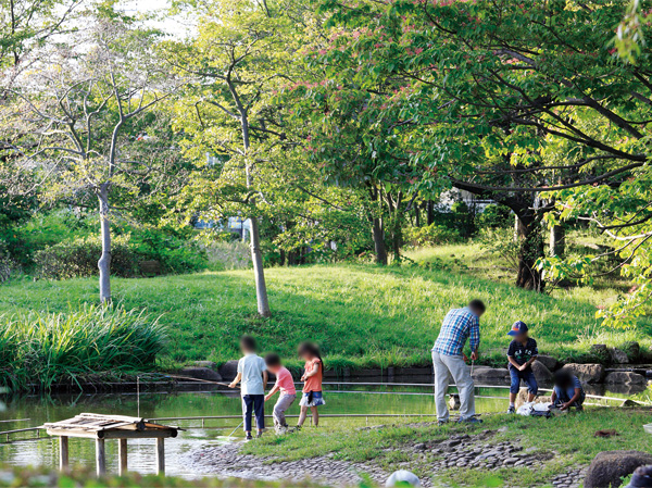 Surrounding environment. While plenty of taste the lush greenery, Laid-back fun-free child-rearing life. Widely easy to walk the sidewalk side of the street trees Ya, Cherry blossoms in full bloom Sakuradai park in the spring (about 320m ・ Vivid green, etc. of a 4-minute walk), While it is touching a lot naturally, Guests can indulge in a carefree To Parenting.