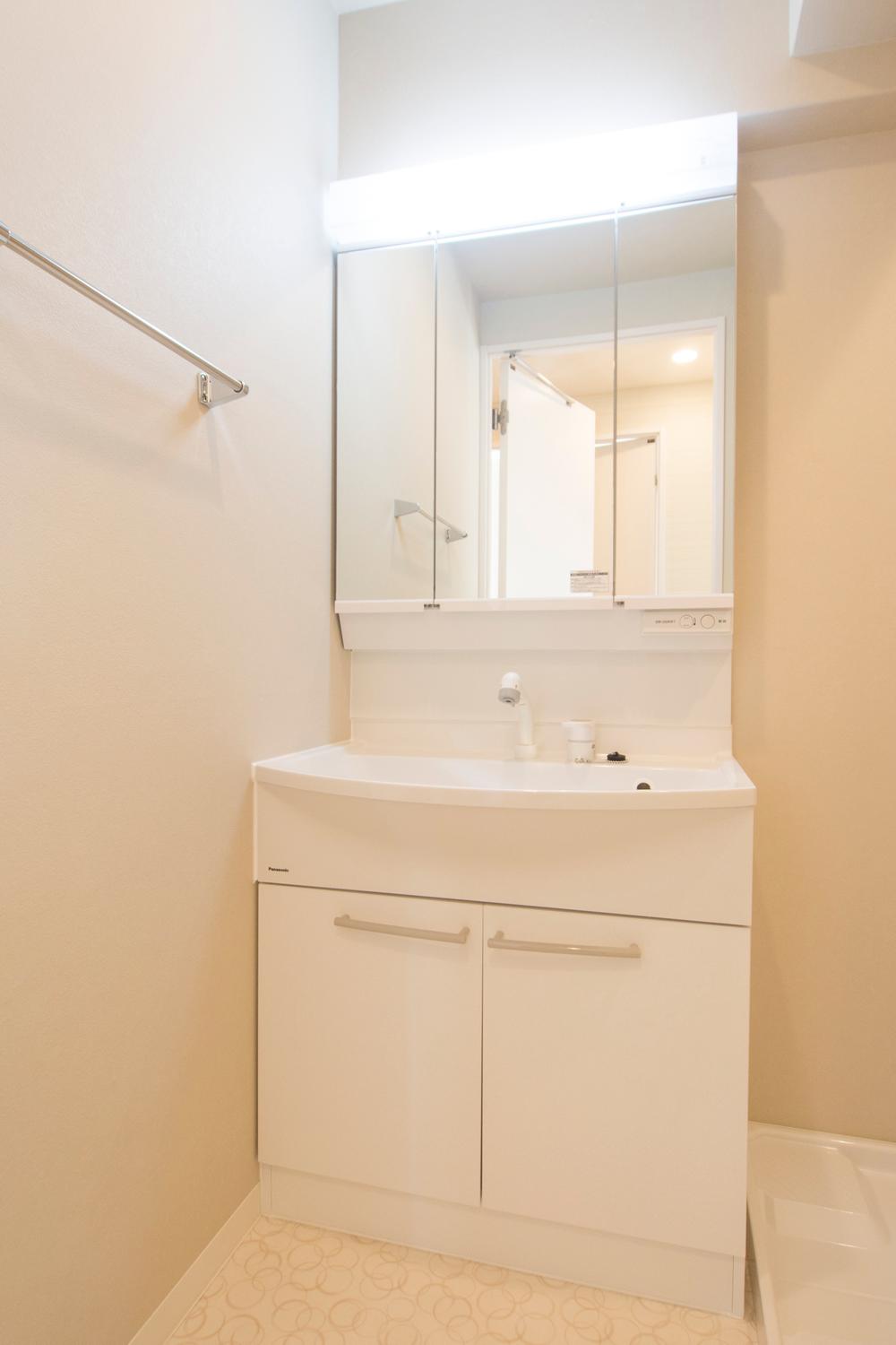 Wash basin, toilet. Indoor (12 May 2013) Shooting