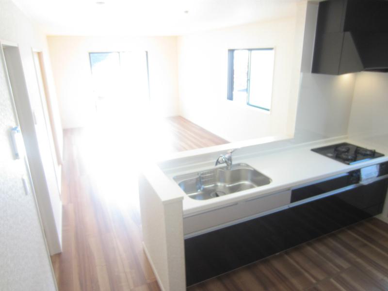 Kitchen. 1 Building: The LD floor heating, 18 tatami LDK of a good face-to-face kitchen per yang open feeling good