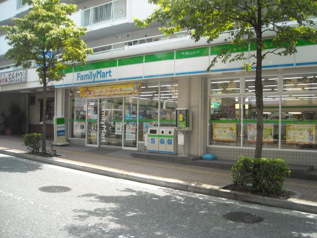 Convenience store. Family Mart (convenience store) up to 100m