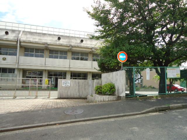 Junior high school. 635m to Yokohama Municipal Midorigaoka Junior High School