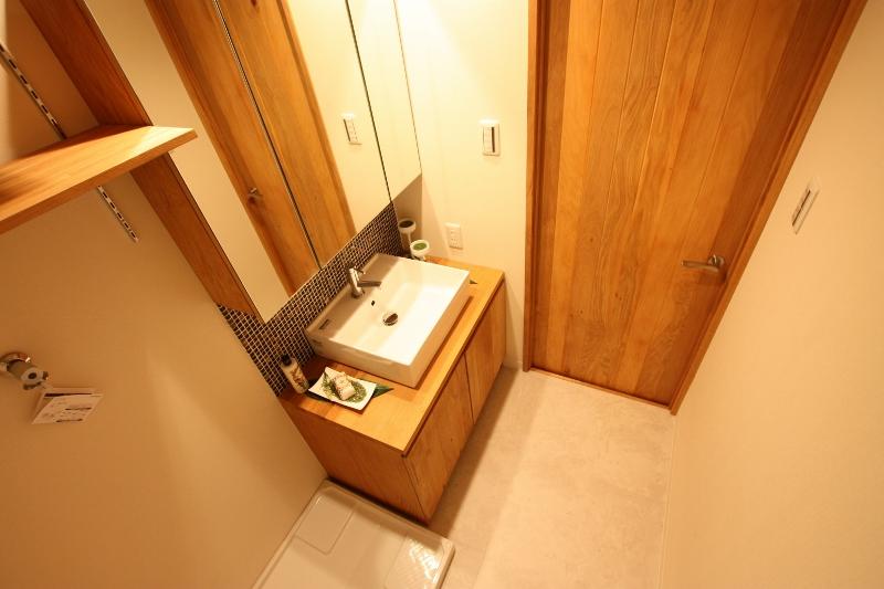 Wash basin, toilet. Model room published in.