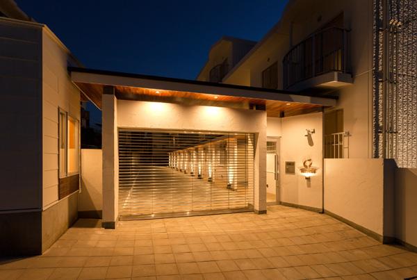 Security equipment. Adopt a high security effect shutter gate. I do not feel a sense of oppression there is a see-through property.