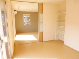 Living and room. South-facing the bright Western-style 6 tatami rooms. 