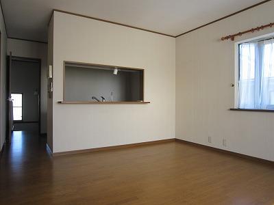 Living. Second floor LDK. Face-to-face kitchen, Service balcony can be used from the kitchen. 