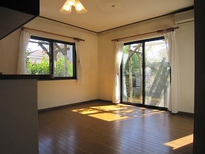 Living. First floor LDK. Is a bright space that Asahi plug. 