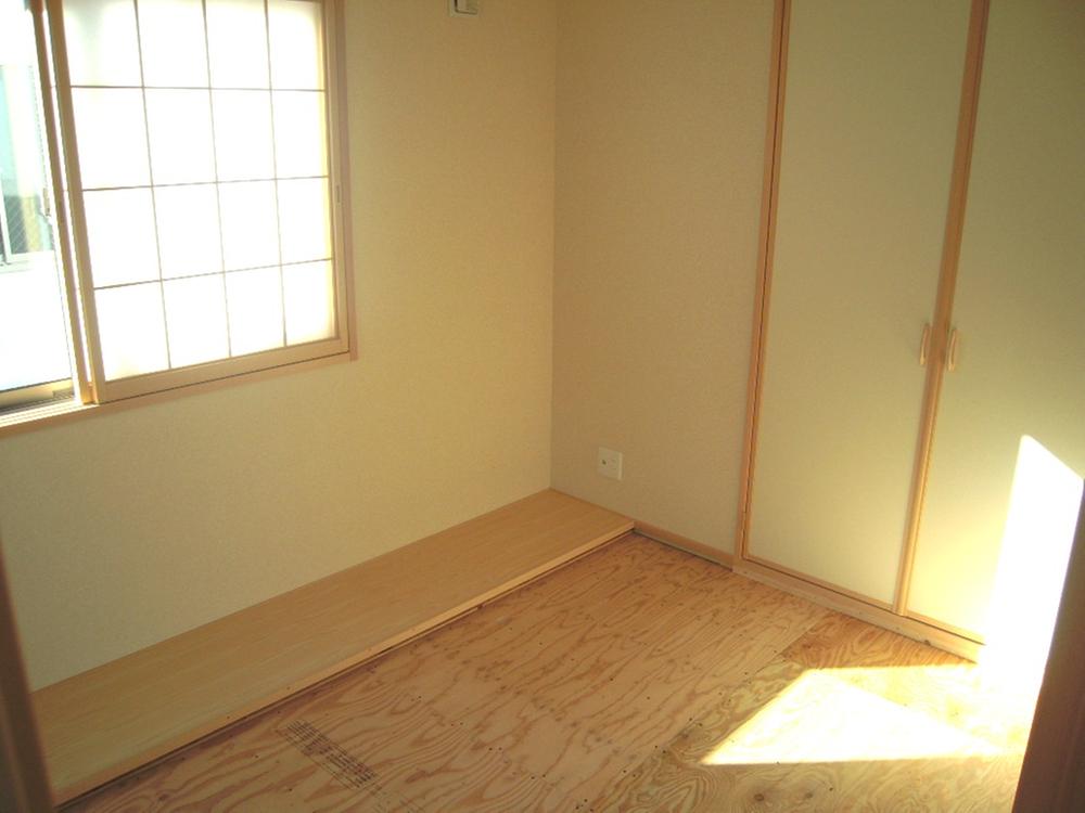 Non-living room. E Building is a Japanese-style room