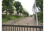Junior high school. 2240m to Yokohama-shi Tateyama in the junior high school walk about 28 minutes