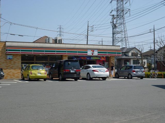 Convenience store. 600m to Seven-Eleven (convenience store)