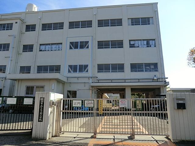 Primary school. 630m to Yokohama Municipal Moegino elementary school has been in education goal of "I also grow spiritually rich child caring of friends."