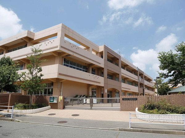 Surrounding environment. Municipal Kurosuda elementary school (about 560m ・ 7-minute walk)