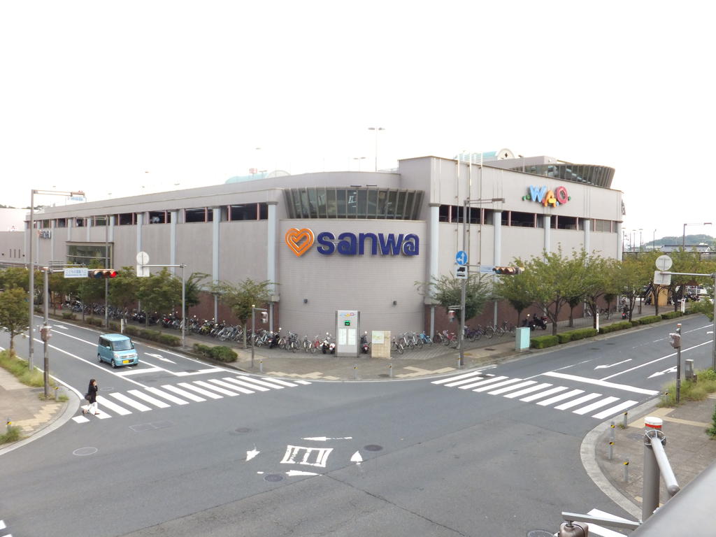 Supermarket. Super Sanwa until the children of the country store (supermarket) 365m