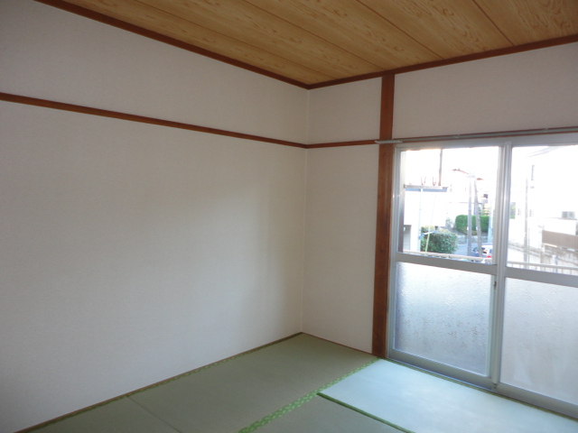 Living and room. Left 6 Pledge Japanese-style room