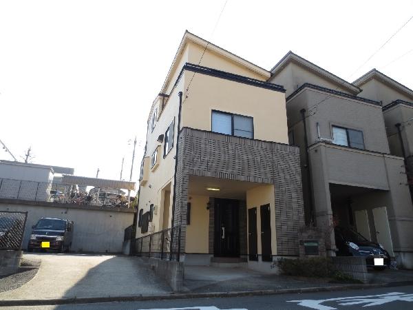 Local appearance photo. Good location of a 3-minute walk from Eda Station. 