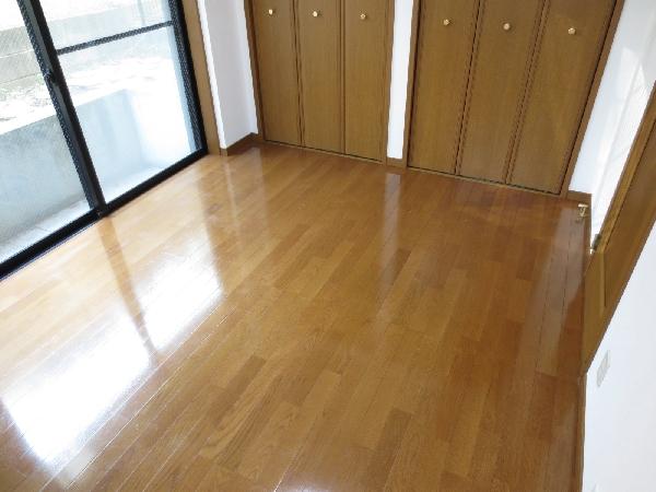 Non-living room. 1F Service Room is about 5.8 Pledge. 