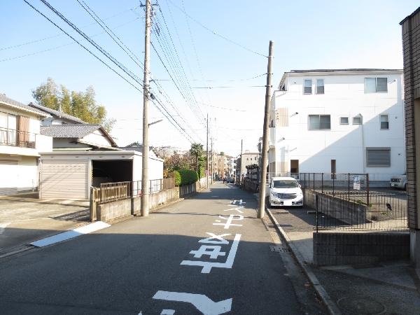 Local photos, including front road. Front is the road (2). 