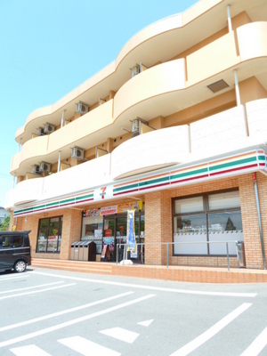 Convenience store. 150m to Seven-Eleven (convenience store)