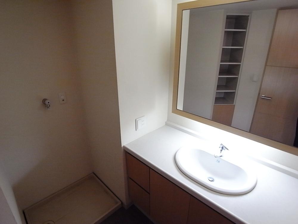 Wash basin, toilet. Room (August 2013) Shooting