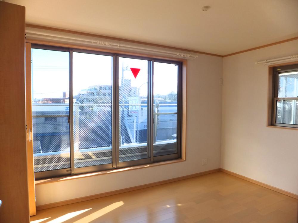 Non-living room. Western-style facing the balcony looks very bright.