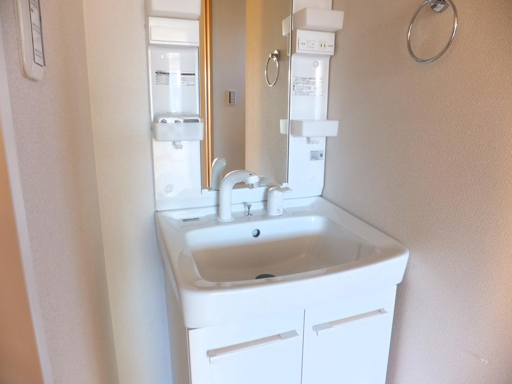 Wash basin, toilet. In wash basin with shower, Dressing is also convenient.