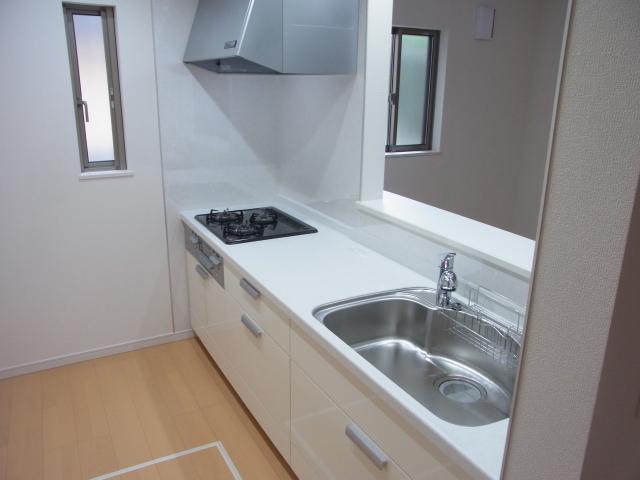 Kitchen. Face-to-face kitchen with a feeling of opening!