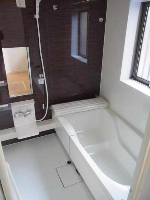 Bathroom. Spacious 1 tsubo size, With bathroom dryer!