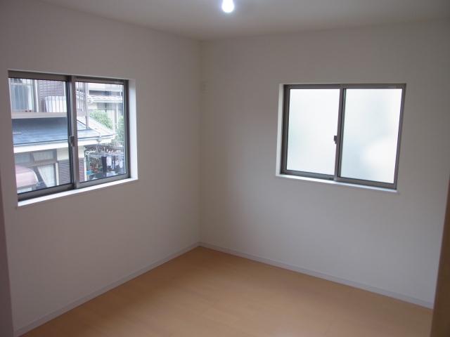 Non-living room. 2 Kaiyoshitsu Bright two-sided lighting