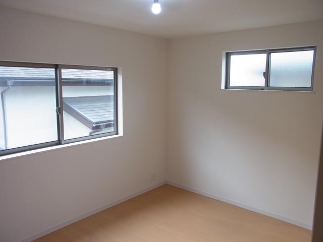 Non-living room. 2 Kaiyoshitsu Here is also two-sided lighting!