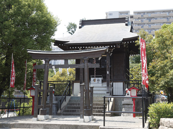 Surrounding environment. Tsurugamine Inari shrine (about 310m ・ 4-minute walk)