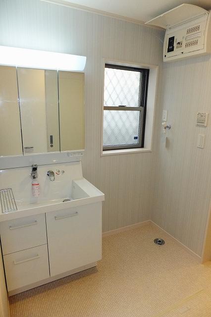 Wash basin, toilet. Indoor (October 8, 2013) Shooting