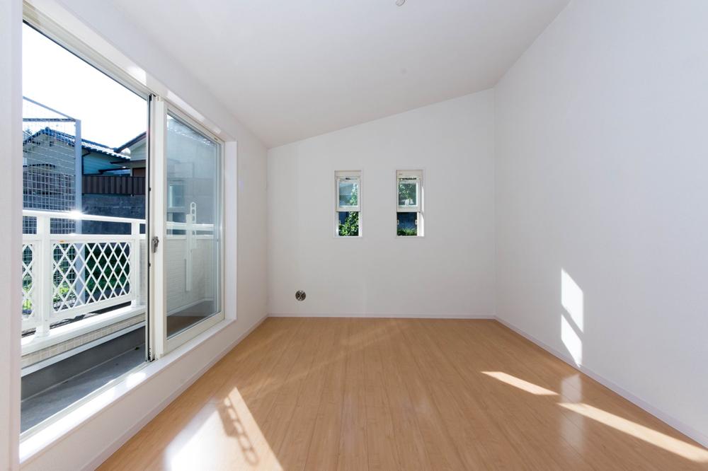 Non-living room. Yang per Sansan from large opening