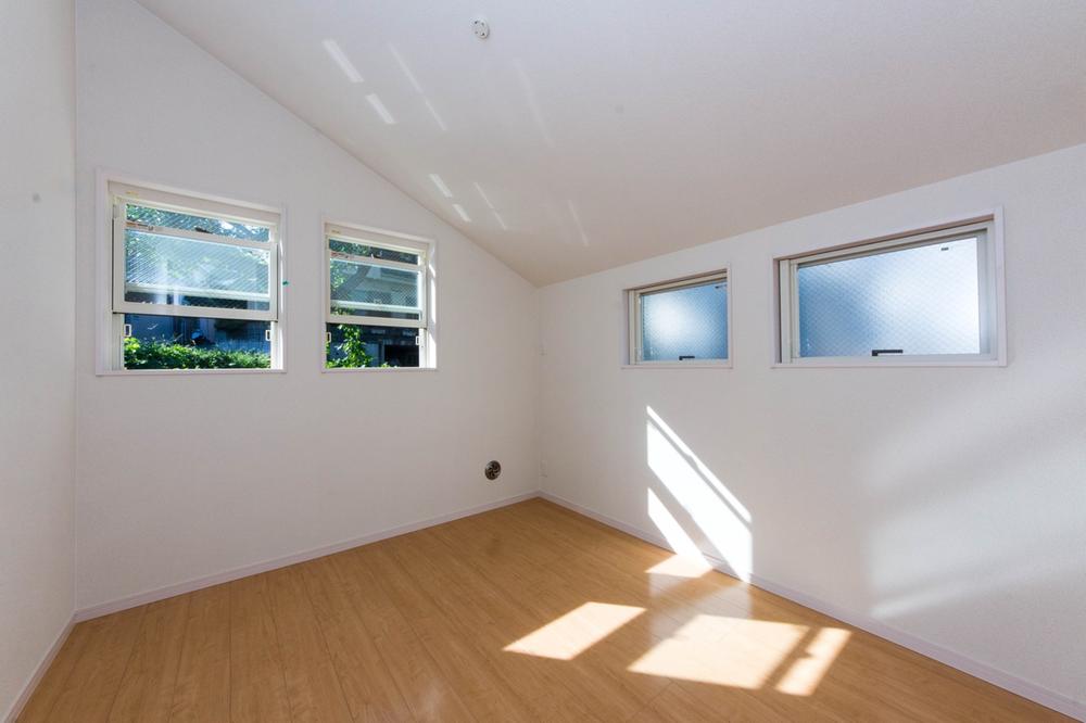 Non-living room. High-ceilinged living room