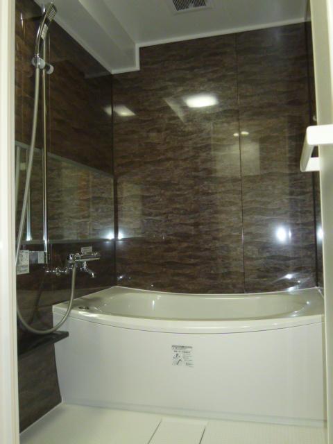 Bathroom. In the bathroom of the chic tone is likely to heal also slowly tired of work.