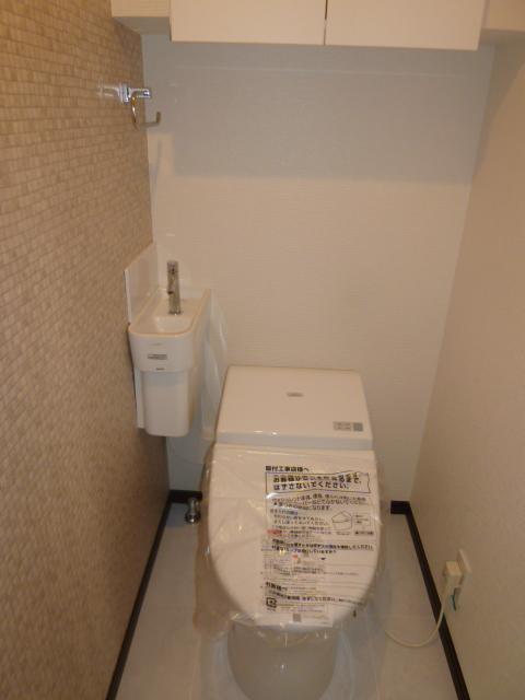 Toilet. With Washlet ・ With hand washing counter
