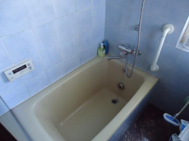 Bathroom. Indoor (12 May 2013) Shooting Whirlpool bathtub