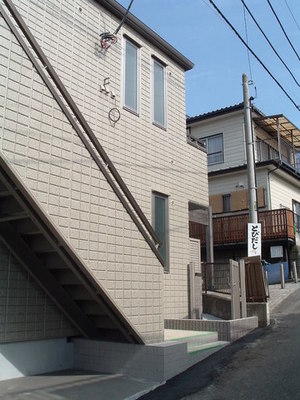 Entrance. Shared stairs