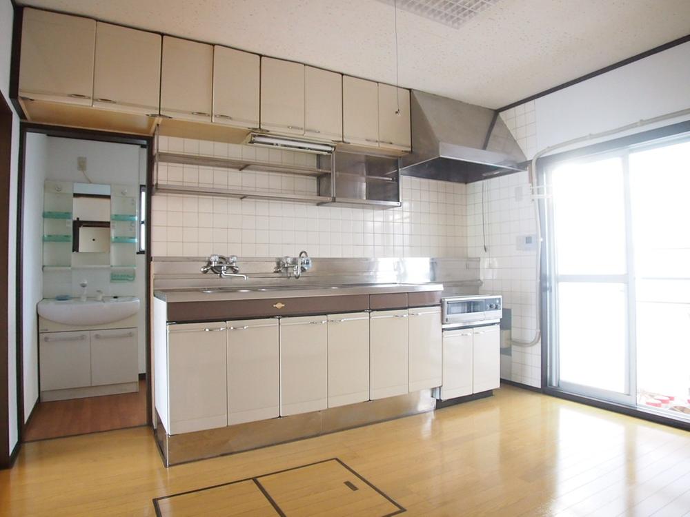 Kitchen. Indoor (September 2013) shooting all-electric