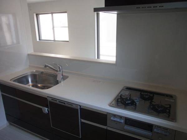 Kitchen. Face-to-face kitchen with a feeling of opening!