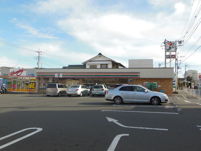 Convenience store. 327m to Seven-Eleven (convenience store)