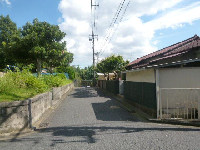 Local photos, including front road. Local (10 May 2012) shooting