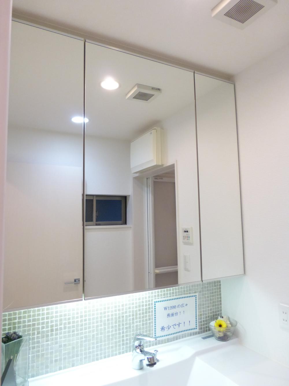 Wash basin, toilet. Indoor (December 15, 2013) Shooting Boast of a large mirror! 
