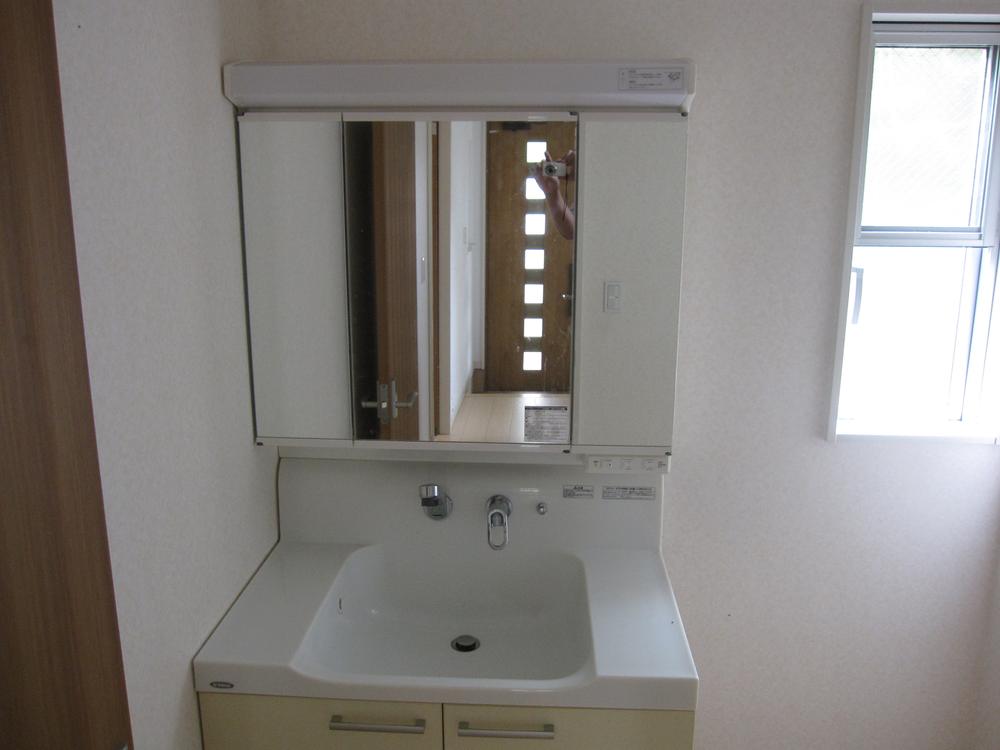 Wash basin, toilet. Basin (August 2013) Shooting