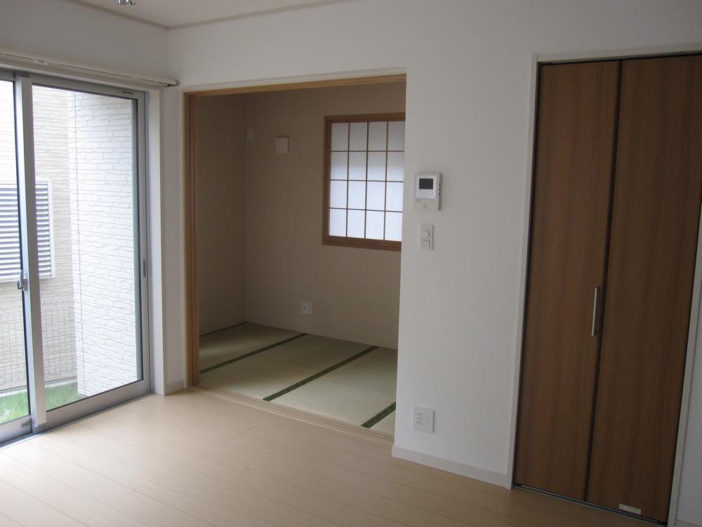 Non-living room. Living and a continuation of the Japanese-style room (August 2013) Shooting
