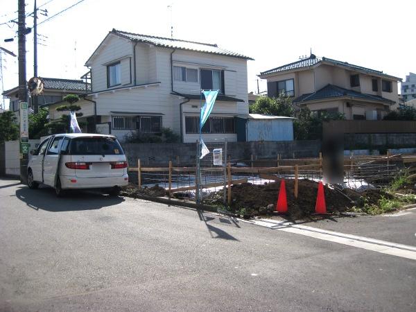 Local photos, including front road. Local (September 2013) Shooting. 1 Building.
