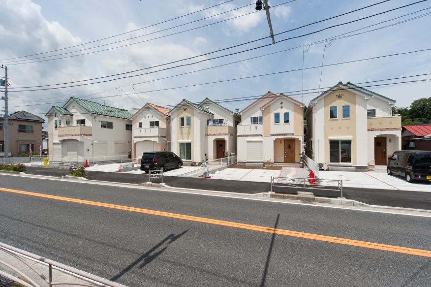 Local appearance photo. Roof Hiroshi tiled Outer wall soft ricin finish + Ikamu original ripple finish