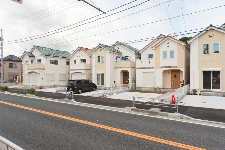 Local photos, including front road. Roof Hiroshi tiled Outer wall soft ricin finish + Ikamu original ripple finish