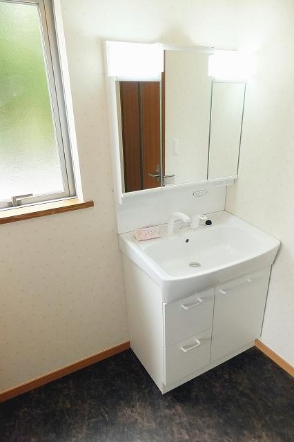 Wash basin, toilet. Indoor (September 10, 2013) Shooting