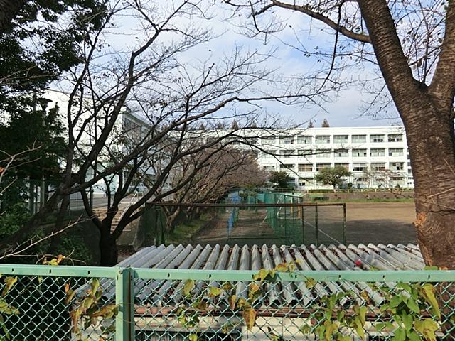Junior high school. It is a safe distance to 800m commute to Yokohama Municipal Tsuoka junior high school!
