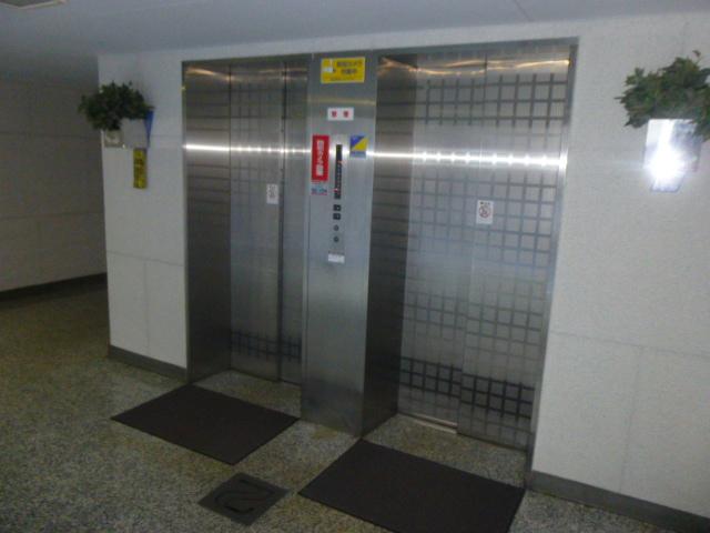 Entrance. Elevator 2 groups