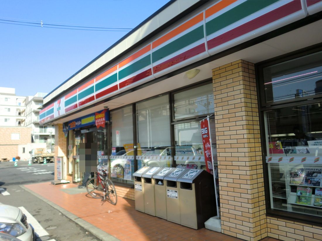 Convenience store. Seven-Eleven Yokohama Sachigaoka west store up (convenience store) 702m